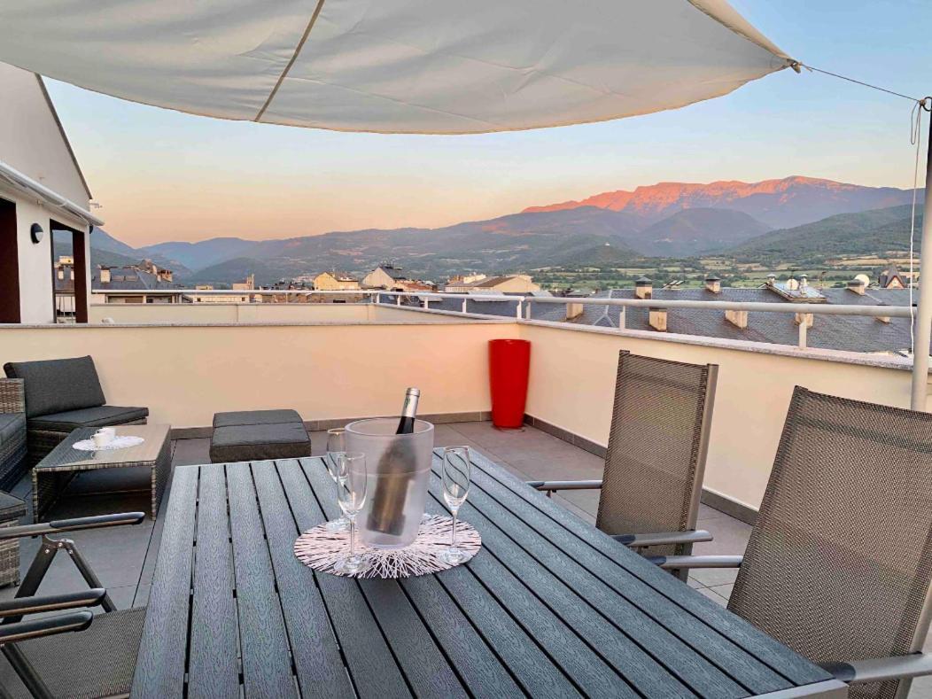 Atic Panoramic A La Seu D'Urgell Apartment Exterior photo